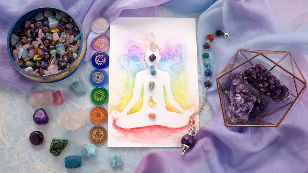 Natürliche Kristalle und Pendel auf pastellfarbenem Seidenhintergrund. Reiki-Hintergrund mit Karte.